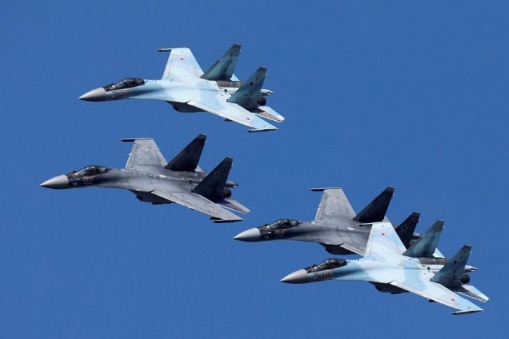 Manuver jet-jet tempur Su-35 Rusia. Rusia mengancam memberikan respons militer jika AS mengerahkan senjata canggih ke Eropa. Foto/REUTERS