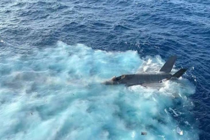 Foto jet tempur siluman F-35 AS jatuh di laut viral secara online. Pesawat inilah yang diduga mengalami kecelakaan pendaratan di kapal induk USS Carl Vinson sebelum jatuh di Laut China Selatan. Foto/Reddit/ via The Avionist