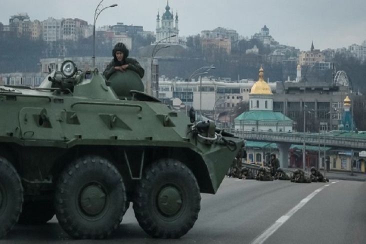 Pasukan Rusia untuk pertama kalinya menyerbu Ibu Kota Ukraina, Kiev, dan disambut tentara Ukraina dengan perang jalanan. Foto/REUTERS