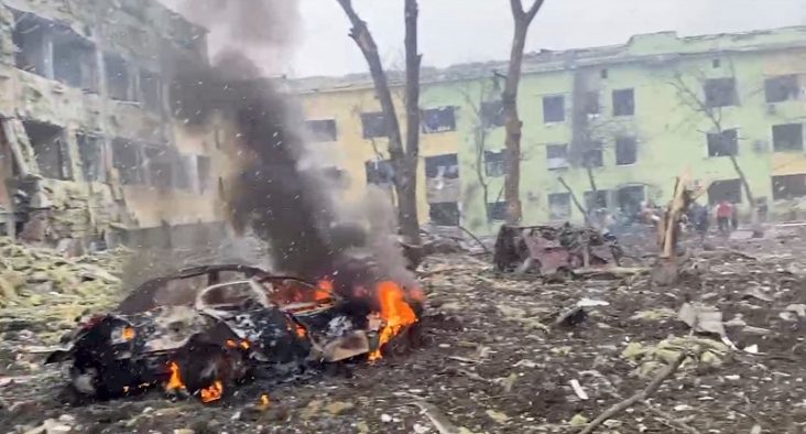 Pemandangan setelah serangan udara Rusia menghantam sebuah rumah sakit bersalin di Mariupol, Ukraina, 9 Maret 2022. (Foto: Reuters)