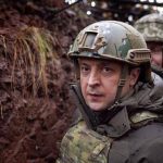 Presiden Ukraina Volodymyr Zelensky memonitor wilayah Donetsk yang dilanda perang, 6 Desember 2021. (Ukrainian Presidential Press Office via AP, File)