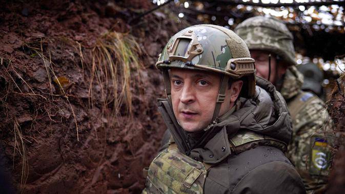 Presiden Ukraina Volodymyr Zelensky memonitor wilayah Donetsk yang dilanda perang, 6 Desember 2021. (Ukrainian Presidential Press Office via AP, File)