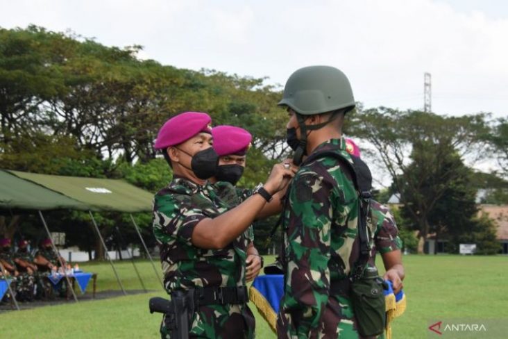 Komandan Komando Pembinaan Doktrin Pendidikan dan Latihan TNI Angkatan Laut (Kodiklatal) Letnan Jenderal TNI (Mar) Suhartono saat membuka Latihan Dasar Militer (Latsarmil) Komponen Cadangan Komcad TA 2022, di Kodikmar, Surabaya, Jawa Timur, Senin (30/5) (ANTARA/HO-Penerangan Kodiklatal)