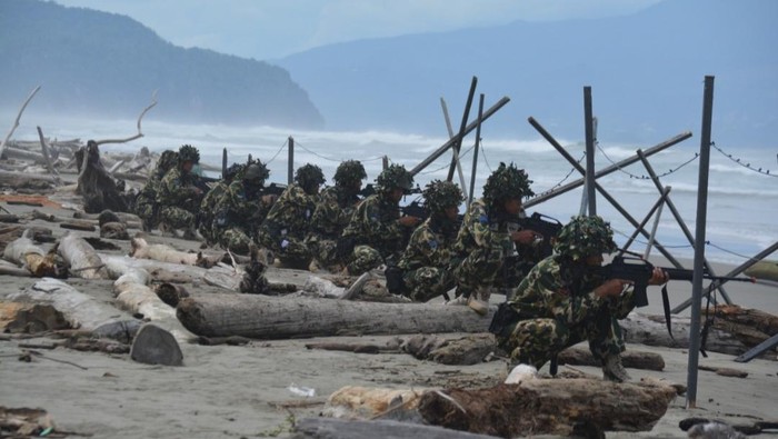 Foto: Latihan operasi pertahanan di Pantai Skouw Papua. (Dok. Istimewa)