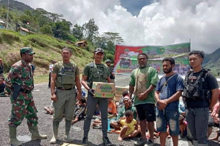 Warga Kiwirok menerima bantuan bahan makanan dari Pangdam XVII Cenderawasih. (ANTARA/HO/Penrem 172/PWY)