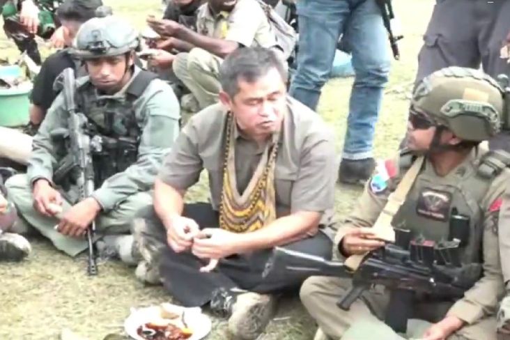 Pangkostrad, Letjen TNI Maruli Simanjuntak saat berkunjung ke perkampungan yang dahulu menjadi sarang Kelompok Kriminal Bersenjata (KKB) di Kabupaten Intan Jaya, Papua Tengah. Foto/iNews TV/Chanry Andrew Suripatty