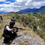 Ilustrasi. Prajurit TNI terlibat baku tembak dengan Kelompok Kriminal Bersenjata (KKB) di wilayah Mugi-Mam, Kabupaten Nduga, Papua Pegunungan, Sabtu (15/4). Dok. Polda Papua Jakarta, CNN Indonesia
