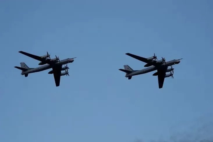 Rusia kerahkan serangan rudal dari 12 pesawat pengebom Tu-95MS, sirene peringatan serangan udara meraung-raung di seluruh Ukraina. Foto/REUTERS