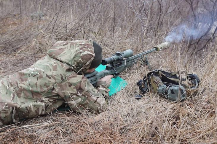 Seorang sniper Ukraina menembak mati komandan Rusia dari jarak lebih dari 1.700 meter, terjauh selama perangng. Foto/Ilustrasi