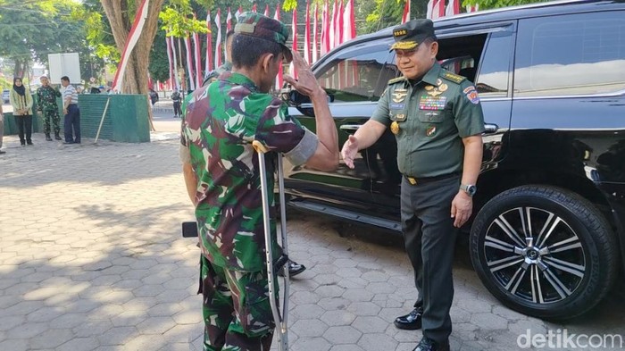 KSAD Jenderal Dudung Abdurachman saat mendadak turun dari mobil untuk menemui seorang prajurit di Banyuwangi. (Foto: Eka Rimawati/detikJatim)