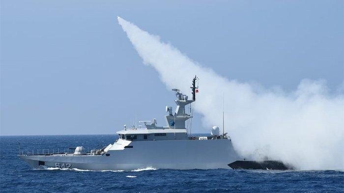 Dinas Penerangan Angkatan Laut A- A+ Kapal perang milik TNI Angkatan Laut, yang sedang melakukan latihan menembakkan rudal jenis C-705 di perairan Natuna, Kamis (8/4/2021).