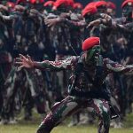 Prajurit Kopassus tengah beraksikan meningkatkan mental.(Penerangan Kopassus)