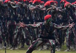 Prajurit Kopassus tengah beraksikan meningkatkan mental.(Penerangan Kopassus)