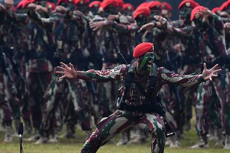 Prajurit Kopassus tengah beraksikan meningkatkan mental.(Penerangan Kopassus)