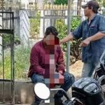 Warga untuk BPost Korban (jaket merah) pasca penganiaan di halaman parkir Wisma Amawang.