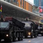 Parade alat utama sistem pertahanan (Alutsista) Tentara Nasional Indonesia (TNI) saat melintas di kawasan Bundaran Hotel Indonesia (HI), Jakarta, Selasa (3/10/2023). Parade digelar usai alutsista TNI tersebut menggelar gladi bersih menyambut HUT ke-78 TNI. (Liputan6.com/Angga Yuniar)