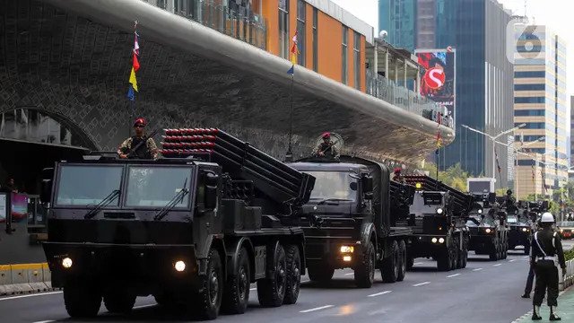 Parade alat utama sistem pertahanan (Alutsista) Tentara Nasional Indonesia (TNI) saat melintas di kawasan Bundaran Hotel Indonesia (HI), Jakarta, Selasa (3/10/2023). Parade digelar usai alutsista TNI tersebut menggelar gladi bersih menyambut HUT ke-78 TNI. (Liputan6.com/Angga Yuniar)