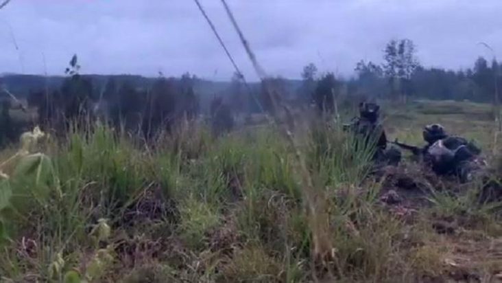 Kontak senjata satgas TNI dengan KST di Puncak, Papua Tengah, Jumat (20/10/2023). (Foto: iNews/Nathan Making)