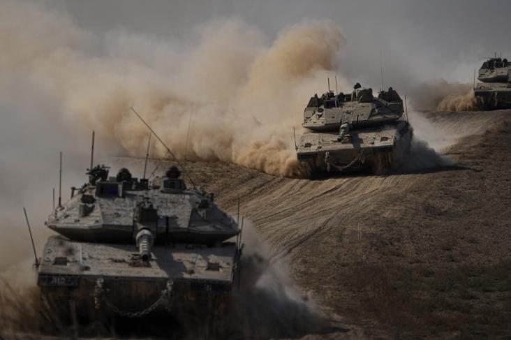 Israel mengerahkan tank-tank ke wilayah Jalur Gaza dalam perang kota. Foto/AP