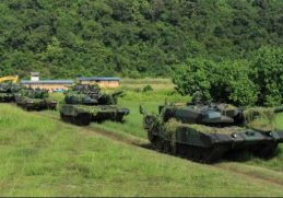 Tank Leopard 2 RI Indonesia sedang latihan manuver. Menyusul tekanan kuat dari sekutunya, Jerman tampaknya beringsut untuk menyetujui pengiriman tank tempur utama Leopard 2 berteknologi tinggi yang diharapkan Ukraina dan pendukung Barat terbesarnya mampu meningkatkan perlawanan Kiev melawan Rusia. (Sumber: TNI AD)