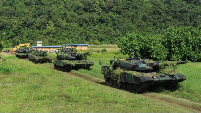 Tank Leopard 2 RI Indonesia sedang latihan manuver. Menyusul tekanan kuat dari sekutunya, Jerman tampaknya beringsut untuk menyetujui pengiriman tank tempur utama Leopard 2 berteknologi tinggi yang diharapkan Ukraina dan pendukung Barat terbesarnya mampu meningkatkan perlawanan Kiev melawan Rusia. (Sumber: TNI AD)