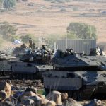 Tank Merkava Israel bergerak ke posisi di utara Israel dekat perbatasan dengan Lebanon. Minggu (15/10/2023). Di medan perang Gaza, Hamas mengklaim telah menghancurkan 700 unit lebih tank Merkava milik Israel. (Jalaa MAREY/AFP)