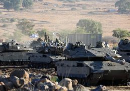 Tank Merkava Israel bergerak ke posisi di utara Israel dekat perbatasan dengan Lebanon. Minggu (15/10/2023). Di medan perang Gaza, Hamas mengklaim telah menghancurkan 700 unit lebih tank Merkava milik Israel. (Jalaa MAREY/AFP)