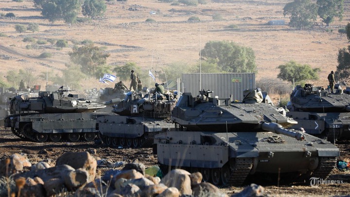 Tank Merkava Israel bergerak ke posisi di utara Israel dekat perbatasan dengan Lebanon. Minggu (15/10/2023). Di medan perang Gaza, Hamas mengklaim telah menghancurkan 700 unit lebih tank Merkava milik Israel. (Jalaa MAREY/AFP)