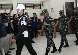 Tiga terdakwa kasus pembunuhan terhadap Imam Masykur, yakni Praka Riswandi, Praka Heri, dan Praka Jasmowir. (Foto: dok. Puspen TNI)