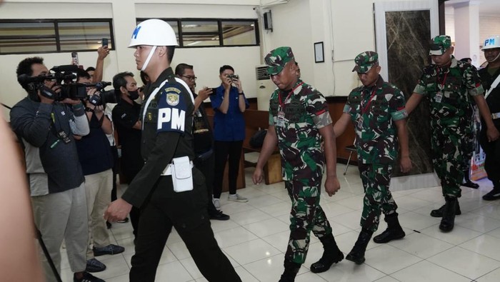 Tiga terdakwa kasus pembunuhan terhadap Imam Masykur, yakni Praka Riswandi, Praka Heri, dan Praka Jasmowir. (Foto: dok. Puspen TNI)