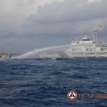 Kapal Coast Guard China tembakkan meriam air ke kapal pasokan militer Filipina di Laut China Selatan. Kapal Beijing juga menabrak kapal yang membawa Panglima Militer Filipina Jenderal Romeo Brawner. Foto/ Philippine Coast Guard/Handout via REUTERS