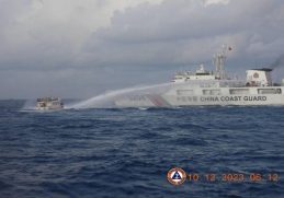 Kapal Coast Guard China tembakkan meriam air ke kapal pasokan militer Filipina di Laut China Selatan. Kapal Beijing juga menabrak kapal yang membawa Panglima Militer Filipina Jenderal Romeo Brawner. Foto/ Philippine Coast Guard/Handout via REUTERS