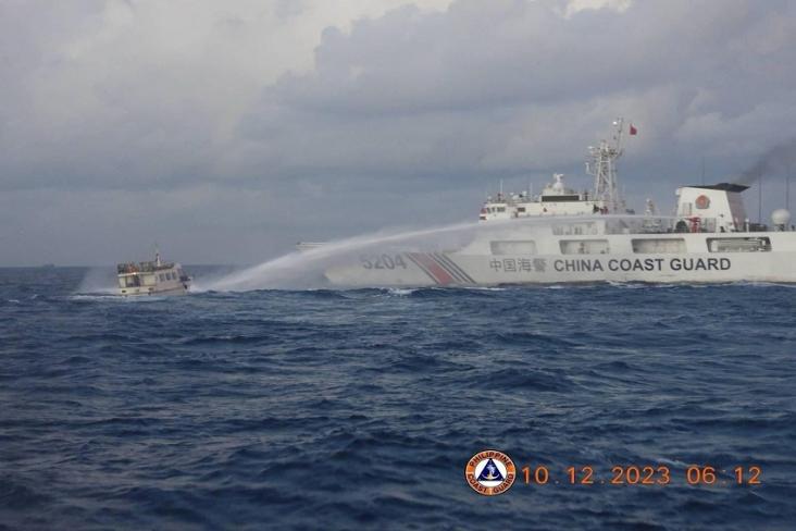 Kapal Coast Guard China tembakkan meriam air ke kapal pasokan militer Filipina di Laut China Selatan. Kapal Beijing juga menabrak kapal yang membawa Panglima Militer Filipina Jenderal Romeo Brawner. Foto/ Philippine Coast Guard/Handout via REUTERS