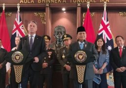 Menteri Pertahanan (Menhan) RI Prabowo Subianto (kanan) bertemu dengan Menhan Australia Richard Marles MP (kiri). (Kurniawan Fadilah/detikcom)