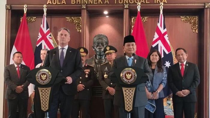 Menteri Pertahanan (Menhan) RI Prabowo Subianto (kanan) bertemu dengan Menhan Australia Richard Marles MP (kiri). (Kurniawan Fadilah/detikcom)