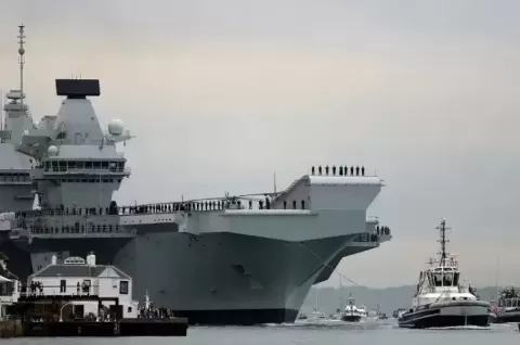 Kapal Induk Inggris HMS Queen Elizabeth senilai Rp69,8 triliun dilanda kebakaran kecil. Foto/REUTERS